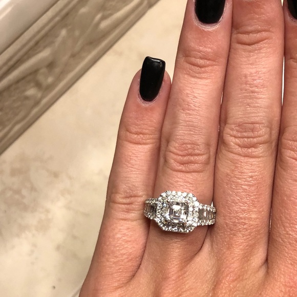 Jared Design, 2 Carat Diamond Engagement Ring - Picture 6 of 6